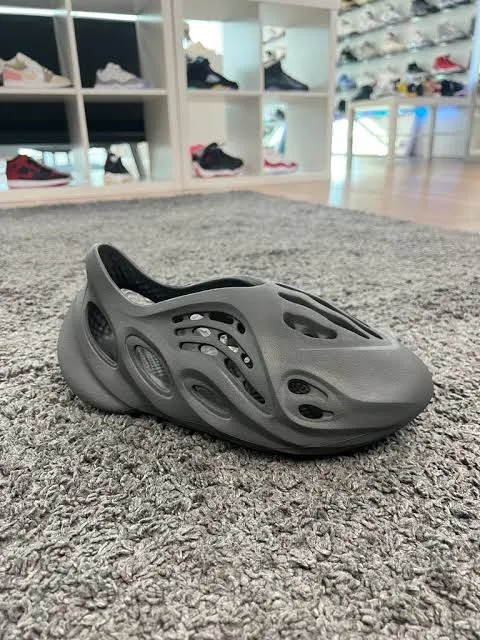 Best Selling Foam Runner Yeezy Clogs Soft, Comfortable and Dashing