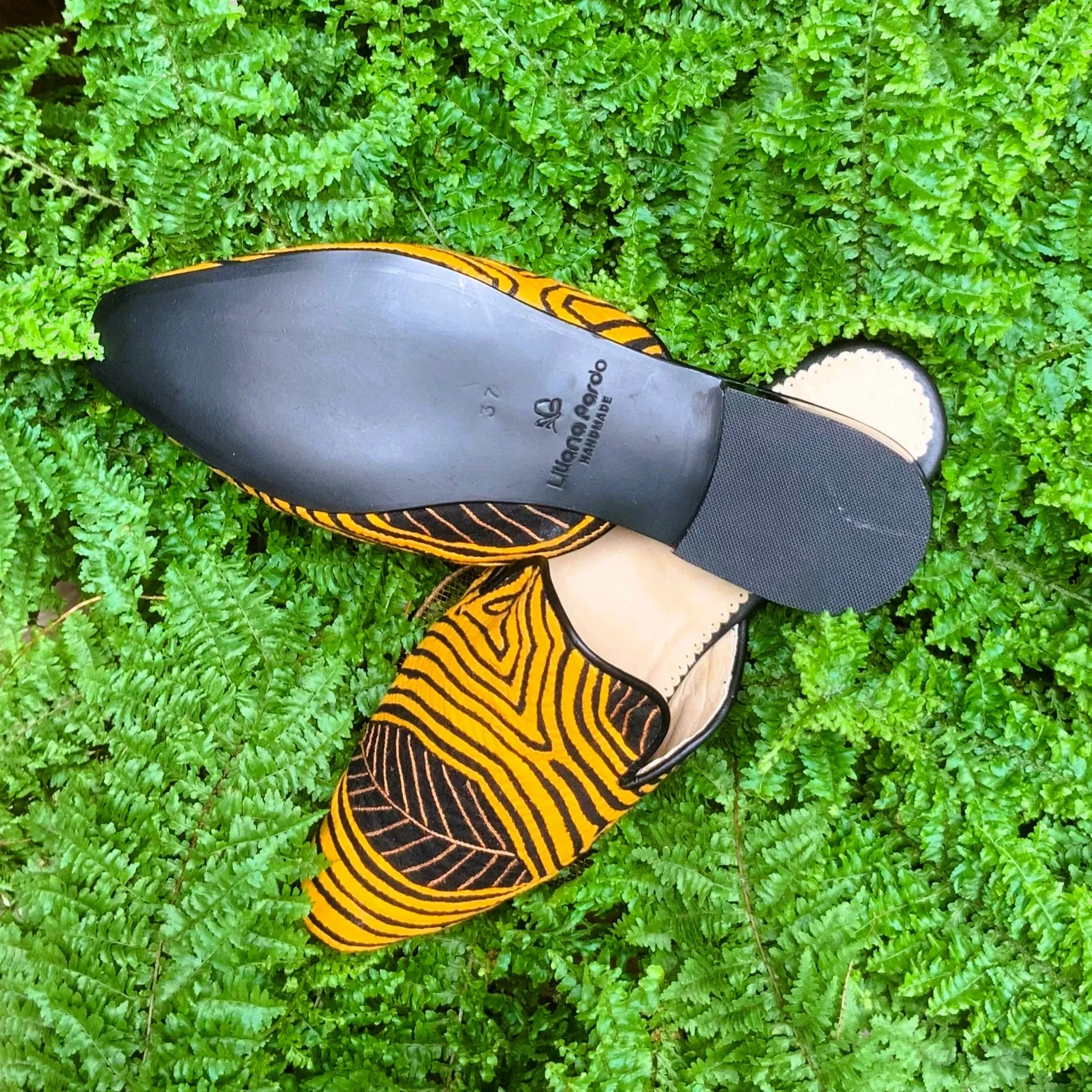 Mola Mules | Black Dark Yellow Leaves