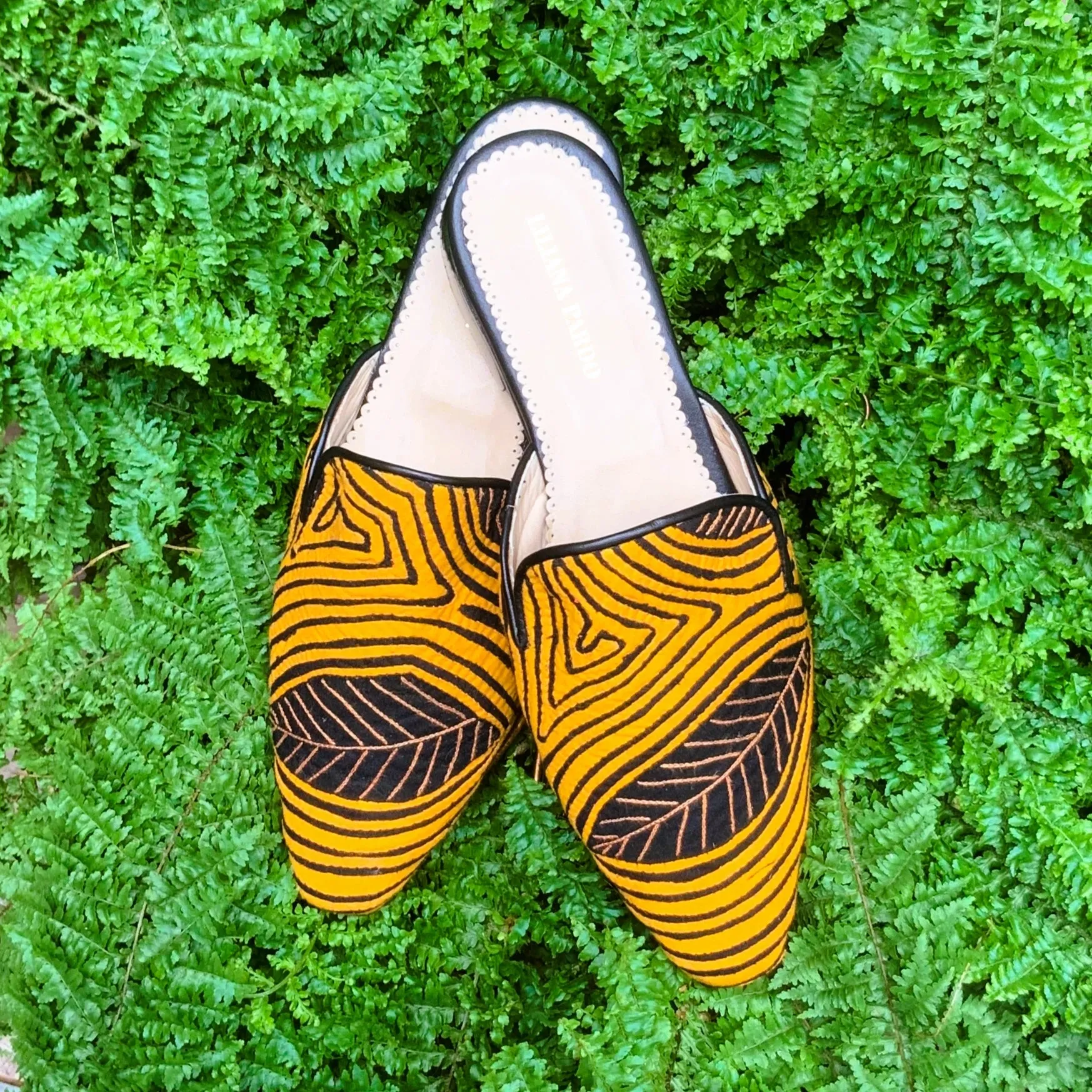 Mola Mules | Black Dark Yellow Leaves