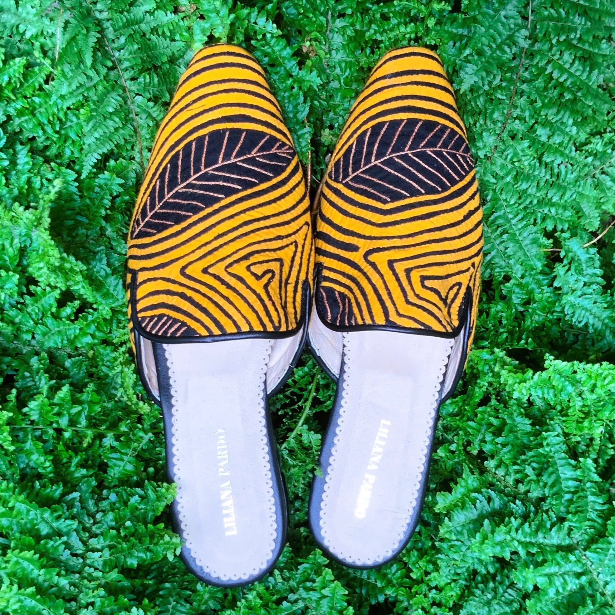 Mola Mules | Black Dark Yellow Leaves
