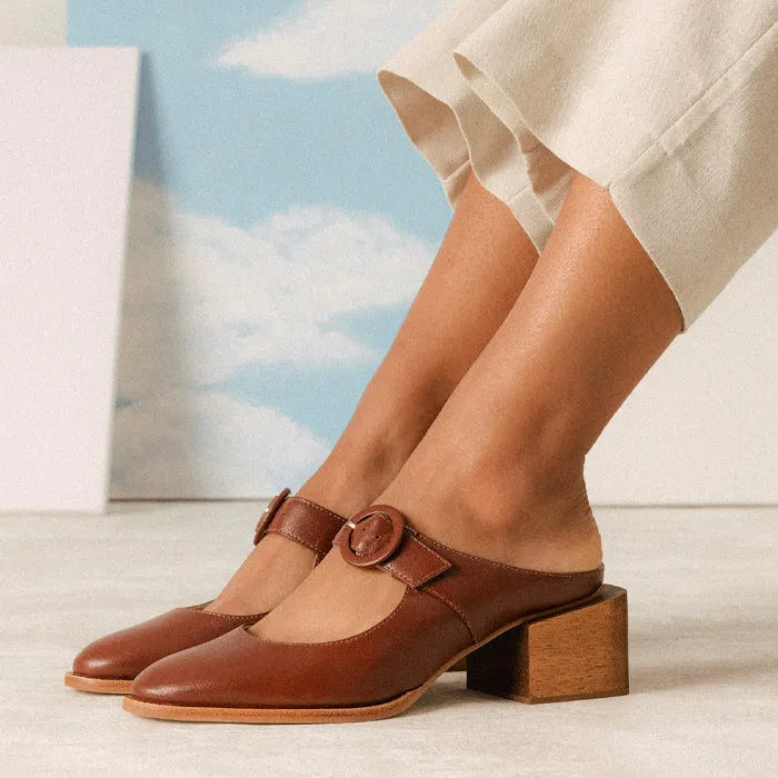 Mule with pointed toe & square wood-tone heel