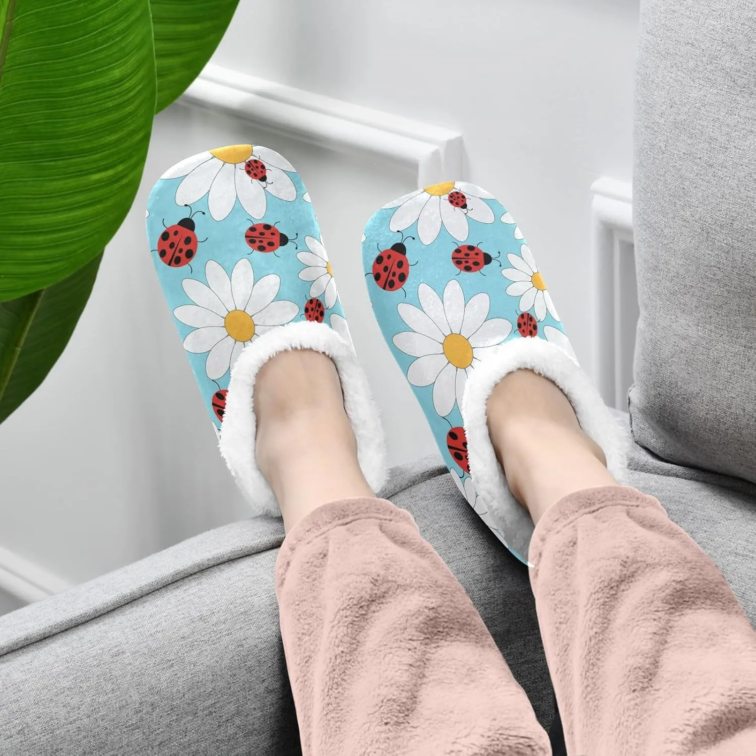 Unisex Slipper Daisy and Ladybugs Coral Fleece House Slipper Anti-Skid Indoor Socks House Shoes for Men and Women